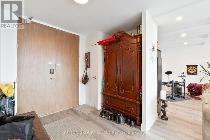 Property Photo:  380 King Street 1207  ON N6B 3L6 