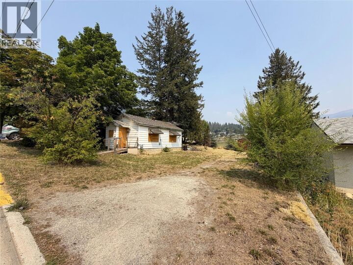 Property Photo:  226 16th Avenue North  BC V0B 1G5 