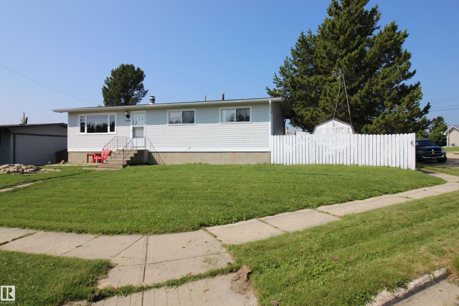 Property Photo: 5436 Moosehorn Avenue AB T0G 2C0
