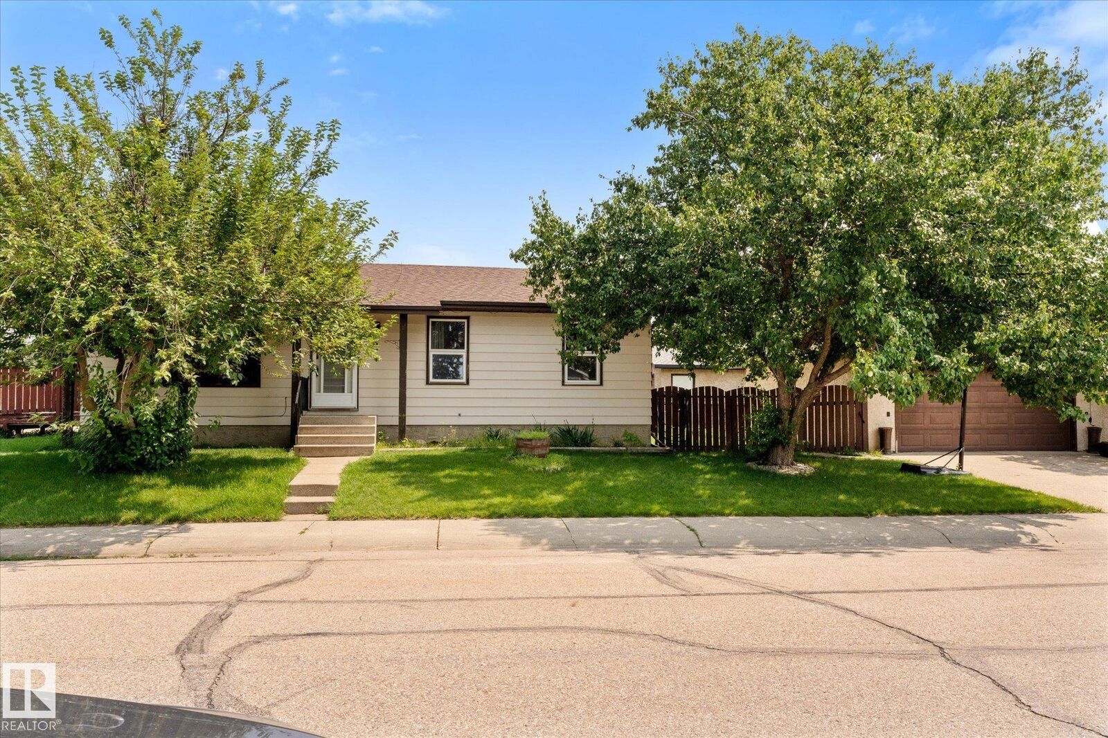 Property Photo:  42 McNabb Crescent  AB T7Z 1G8 