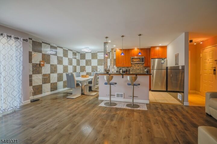 Property Photo:  1190 W St George C31c031 C 31  NJ 07036 