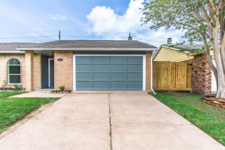 Property Photo: 318 Willoughby Drive TX 77469