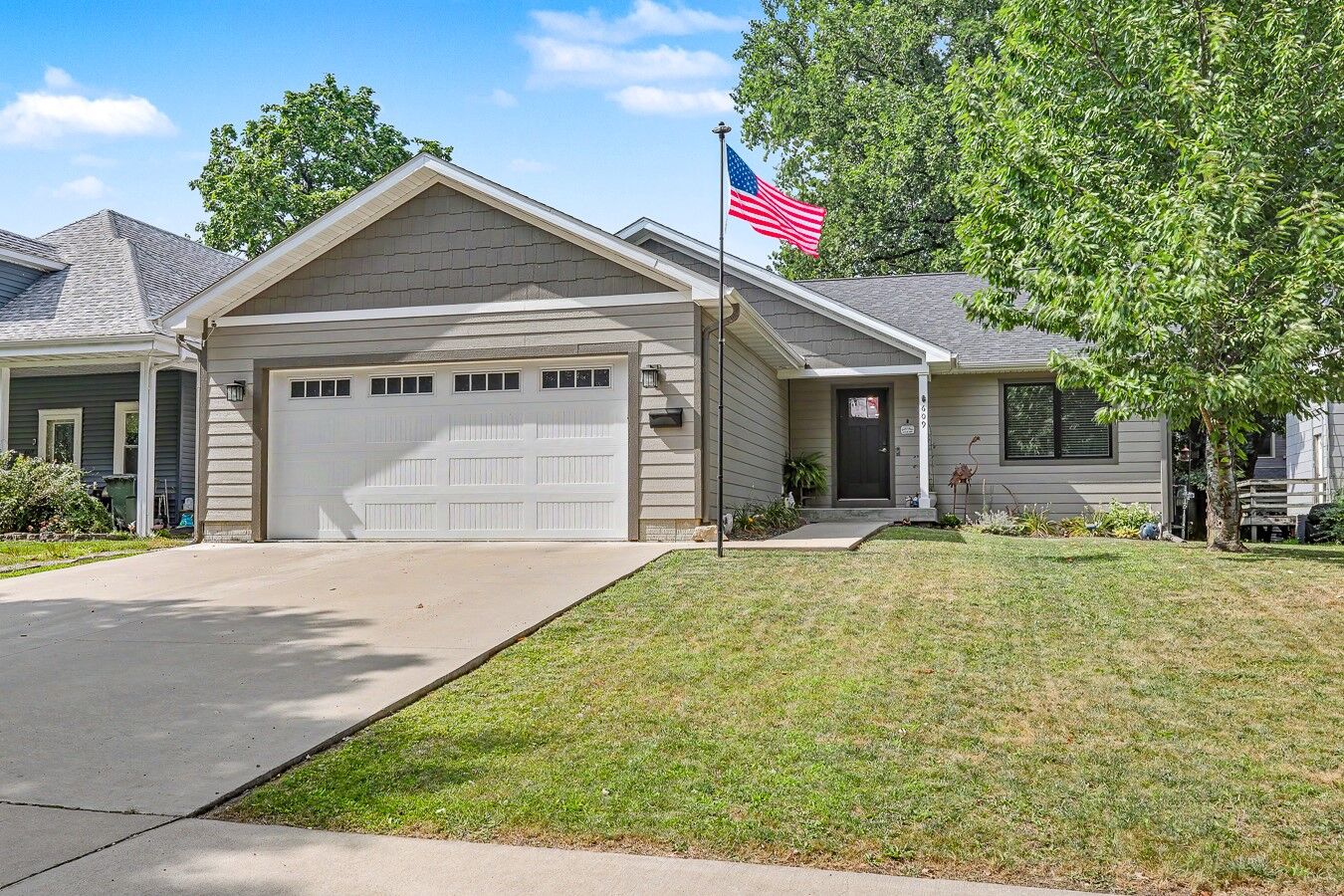 Property Photo:  609 1st Avenue E  IA 52577 