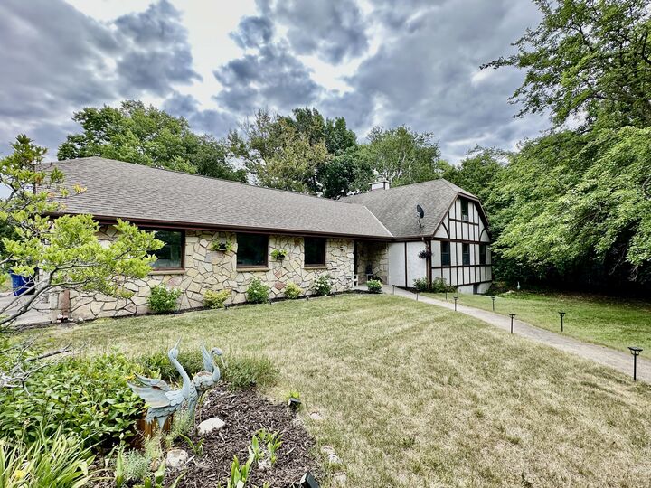Property Photo:  1894 Annette Ct  WI 53090 