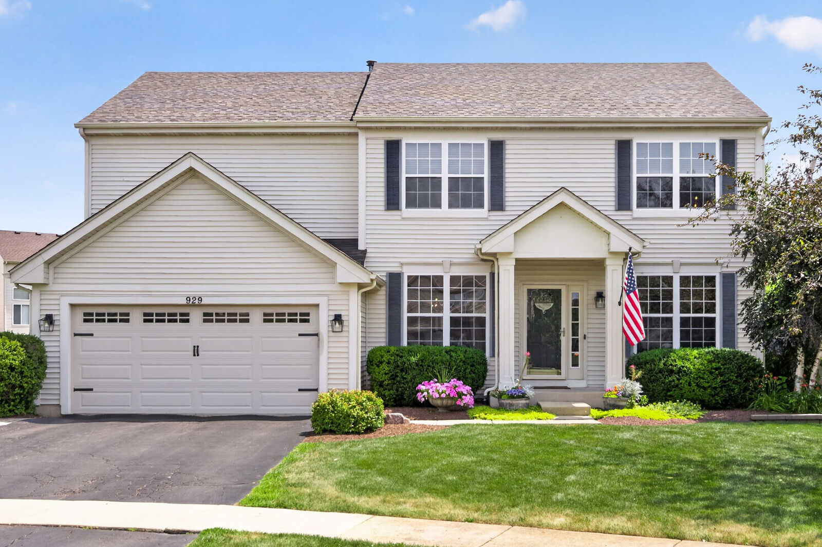 Property Photo:  929 Oxford Court  IL 60140 