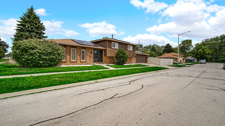 Property Photo:  621 Escanaba Avenue  IL 60409 