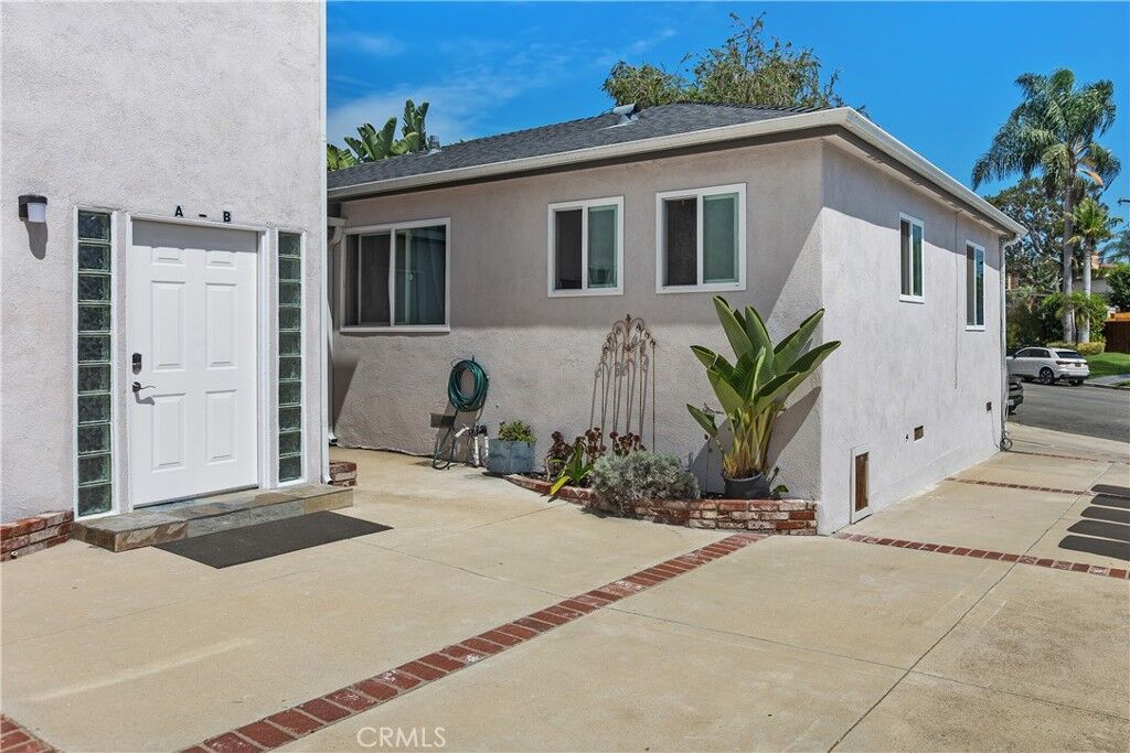 Property Photo:  423 1/2 Westminster Avenue B  CA 92663 