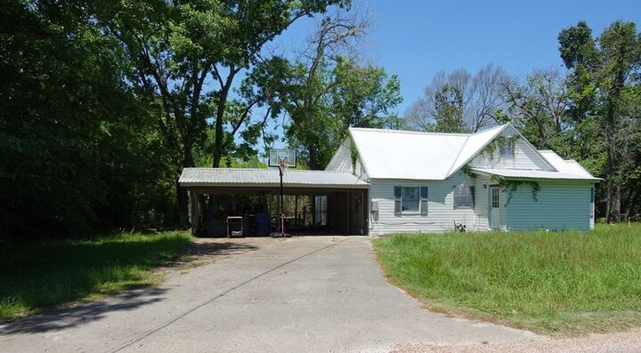Property Photo:  220 E Spruce St  TX 75949 