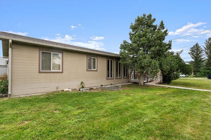 Property Photo:  400 N Oak  MT 59644 