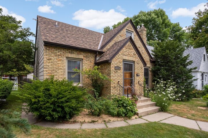 Property Photo:  2135 Pinehurst Avenue  MN 55116 
