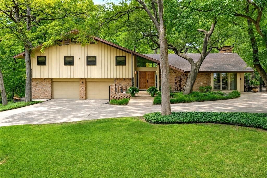 Property Photo:  711 Monssen Parkway  TX 75224 