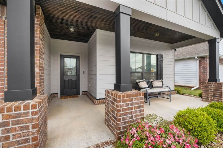 Property Photo:  2104 SW Huntwick Avenue  AR 72713 