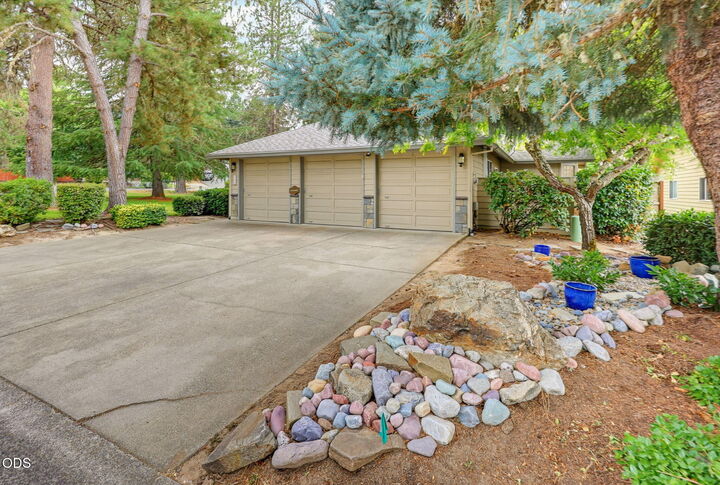 Property Photo:  100 Twisted Pine Drive  OR 97527 