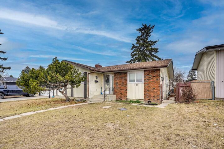 Property Photo: 528 Whiteridge Way NE AB T1Y 2Y4