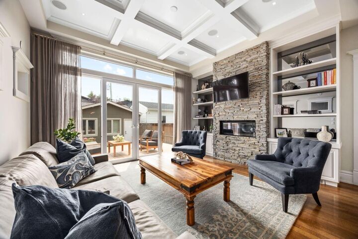 Property Photo:  2037 48 Avenue SW  AB T2T 2T6 