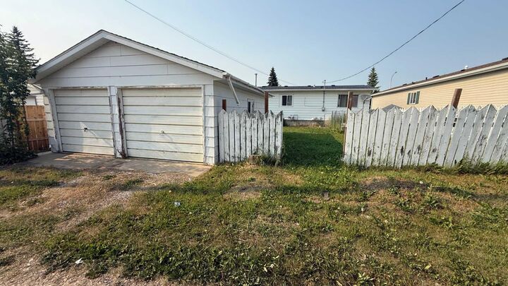 Property Photo: 275 7 Street SE AB T0M 2A0