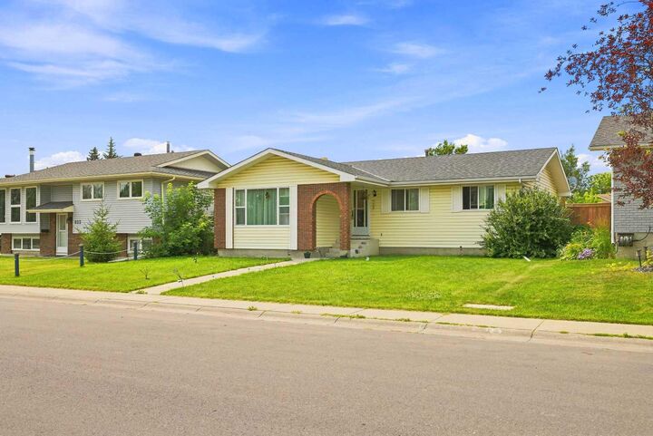 Property Photo:  619 Whiteridge Road NE  AB T1Y 2Y7 