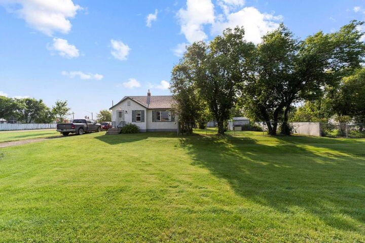 Property Photo: 1019 Main Street AB T0B 3P0
