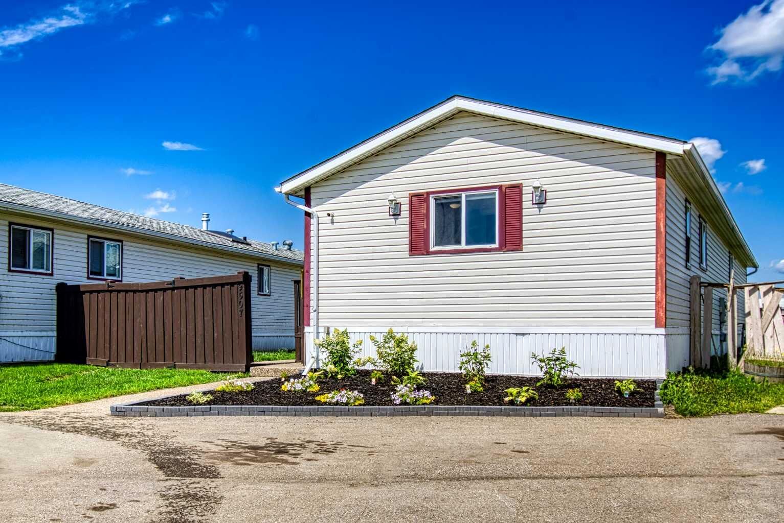 Property Photo:  9507 108B Avenue  AB T8X 5B5 