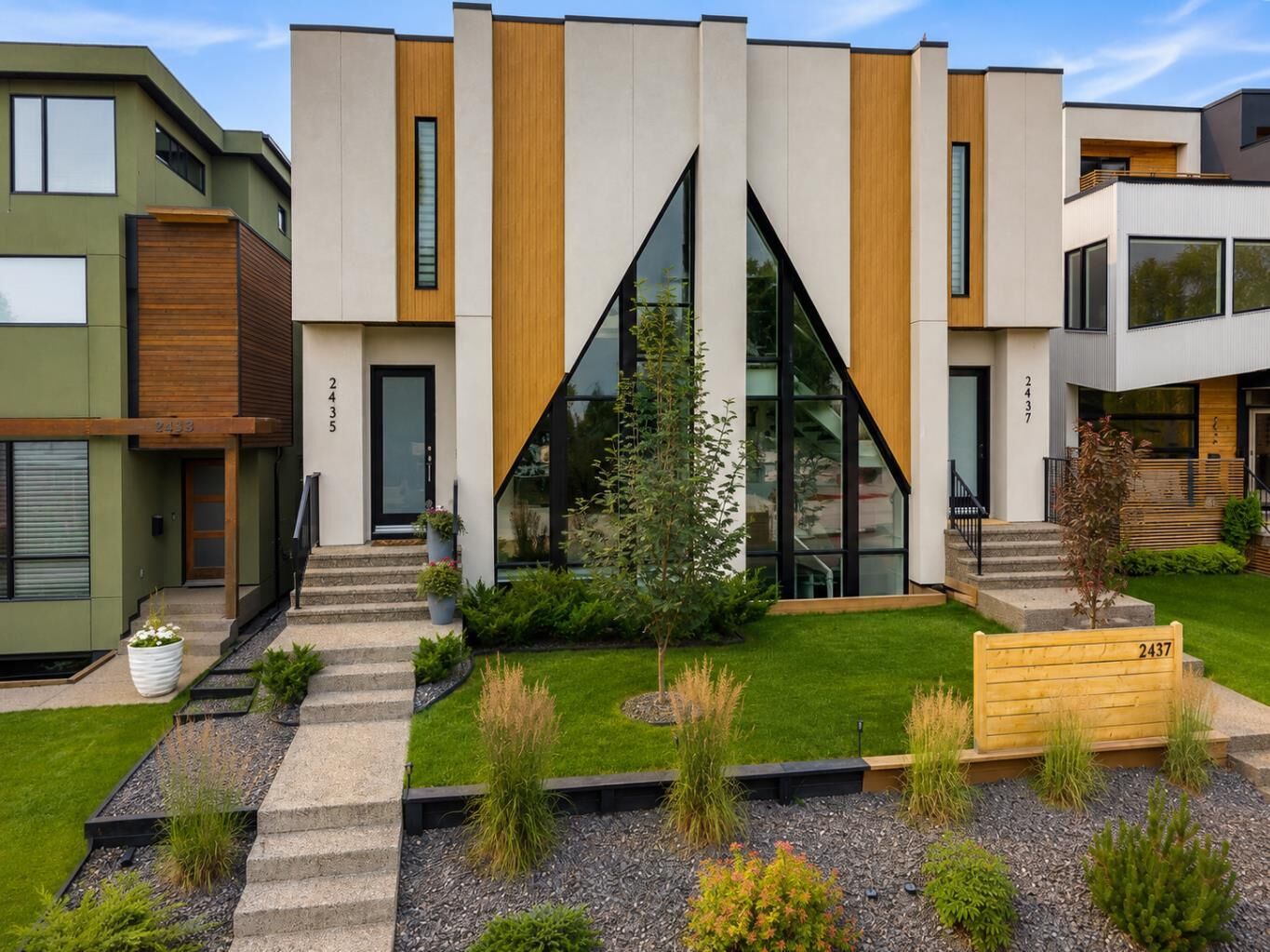 Property Photo:  2435 29 Avenue SW  AB T2T 1P1 