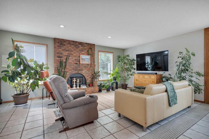 Property Photo:  60 Bettenson Street  AB T4R 1J9 