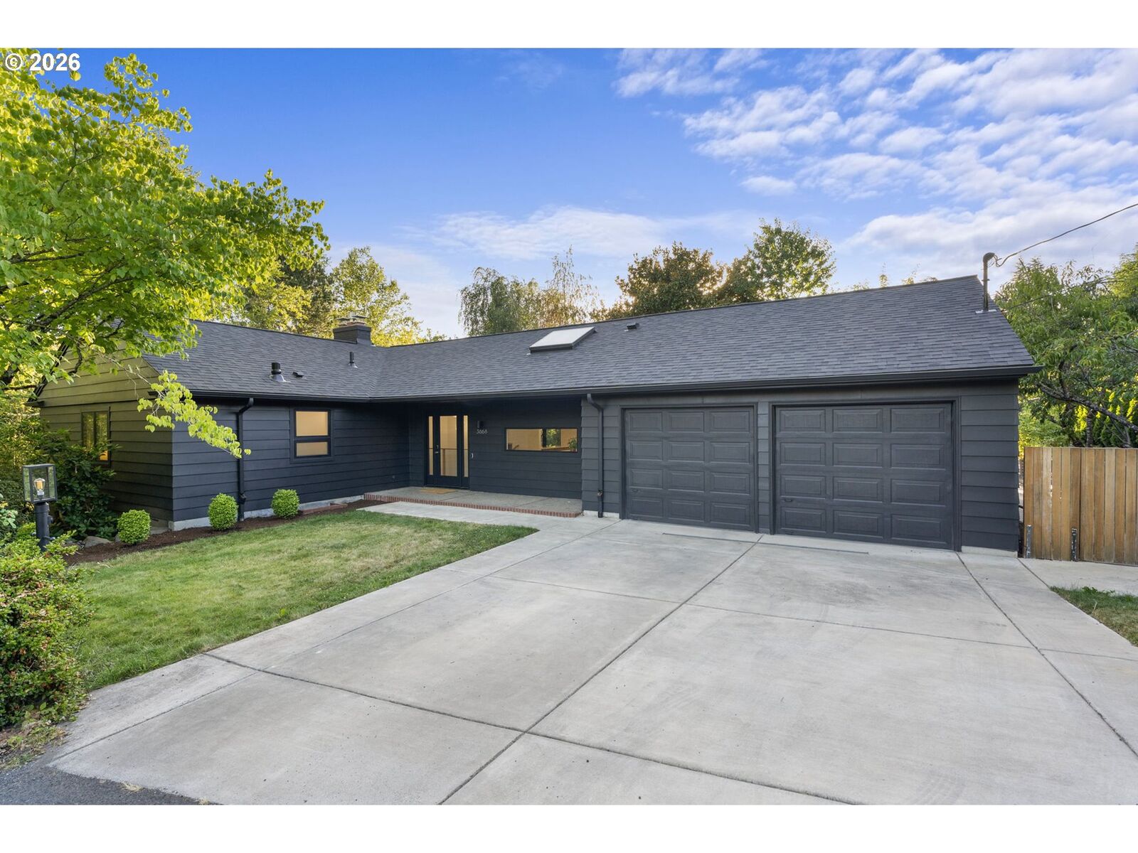 Property Photo: 3868 SW Bridlemile Ln OR 97221
