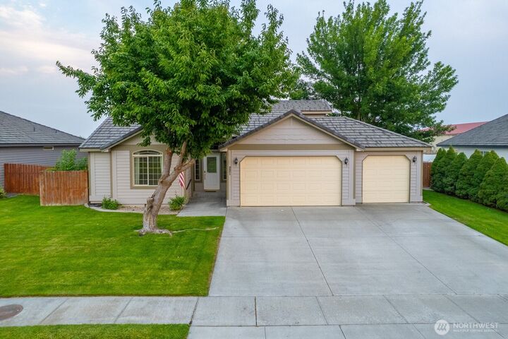 Property Photo:  211 E Inglewood Drive  WA 98837 
