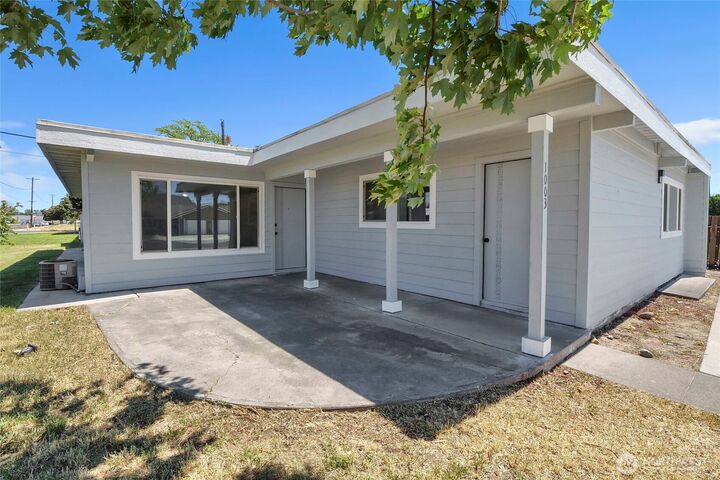 Property Photo:  1003 S Evergreen Drive  WA 98837 