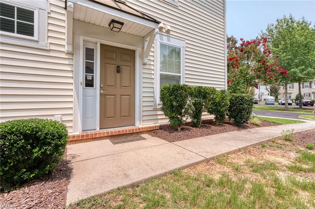 Property Photo:  3215 Kenton Ct  VA 23168 