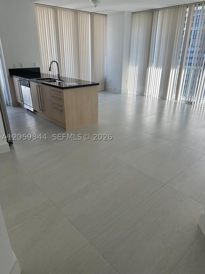 Property Photo:  1111 SW 1st Ave 1720-N  FL 33130 