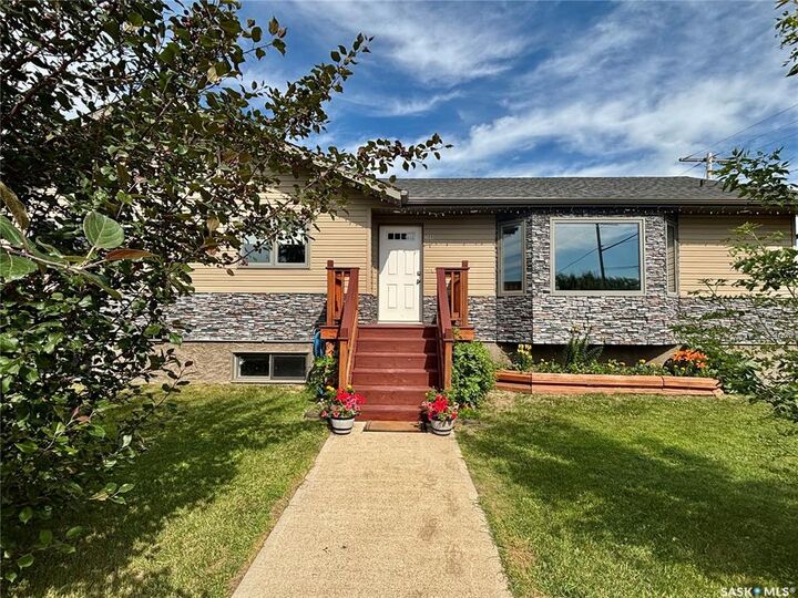 Property Photo:  300 7th Street  SK S0K 4N0 