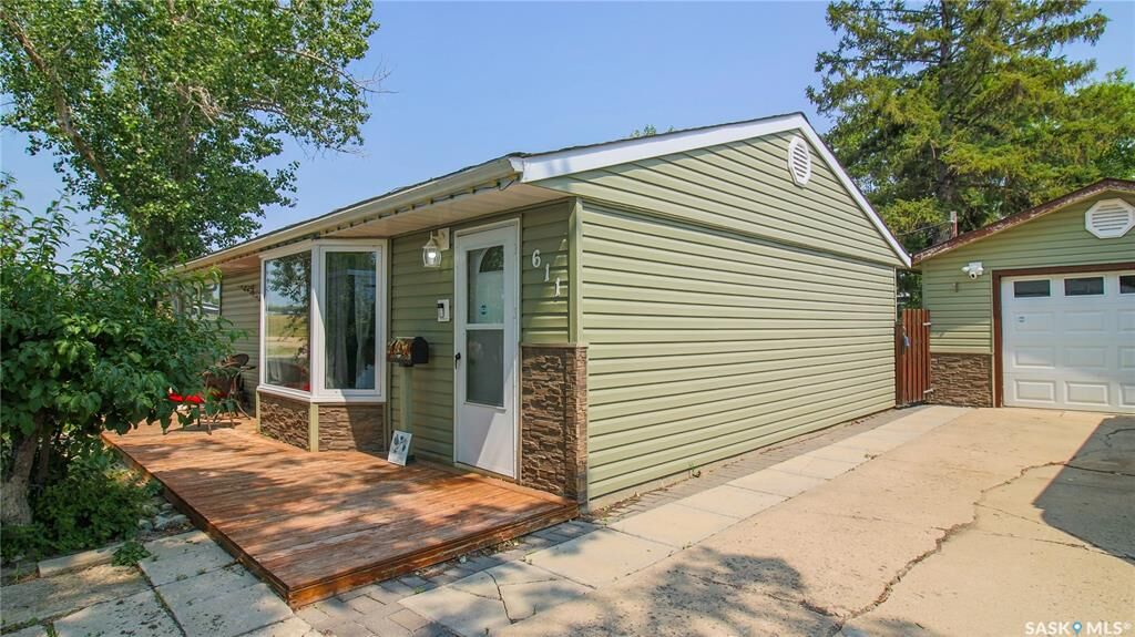 Property Photo:  611 McIntosh Street  SK S4T 5B3 