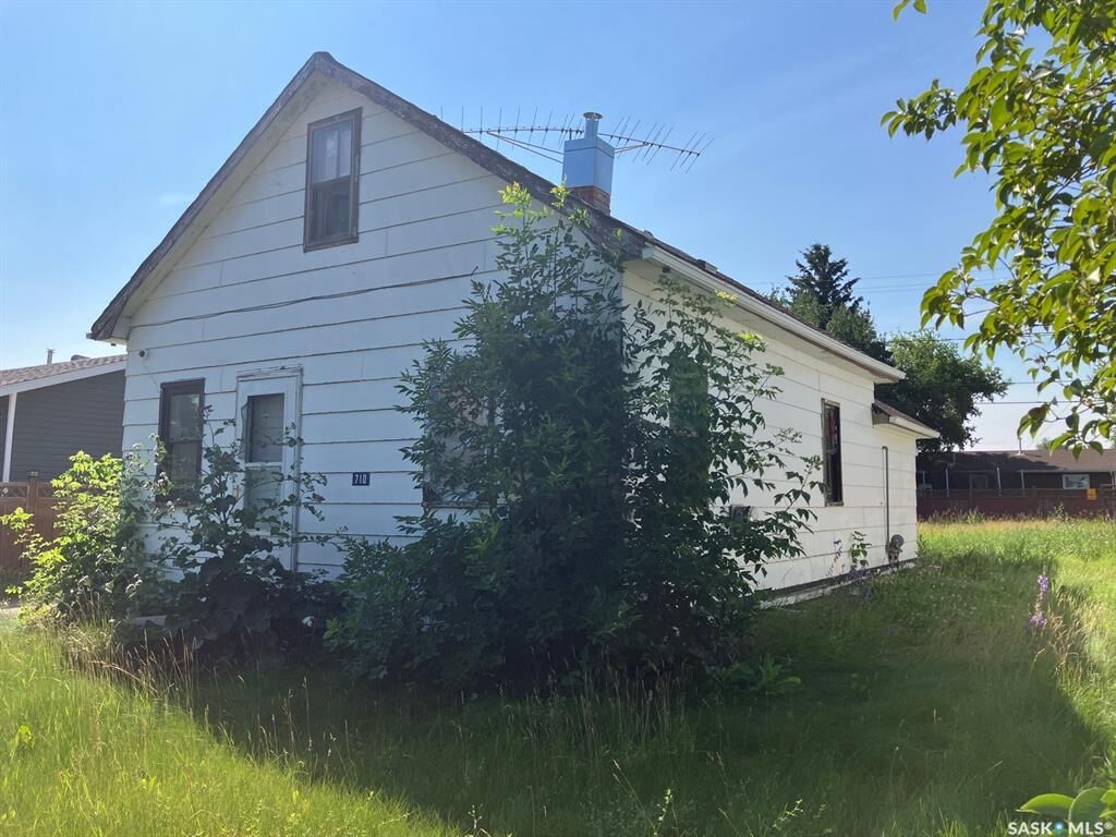 Property Photo:  710 9th Avenue W  SK S0E 1E0 
