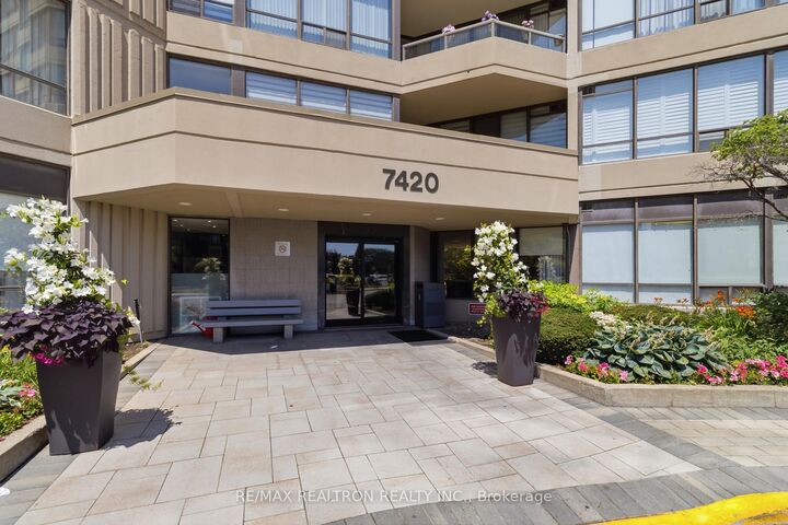 Property Photo: 7420 Bathurst Street 812 ON L4J 6X4