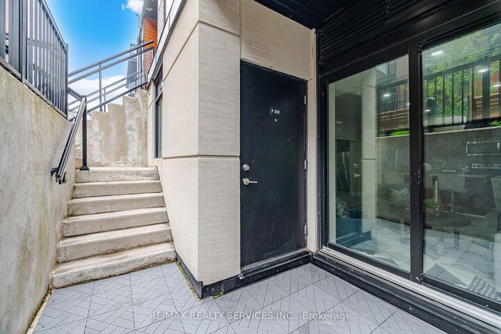 26 Coles Avenue 302 — photo 1