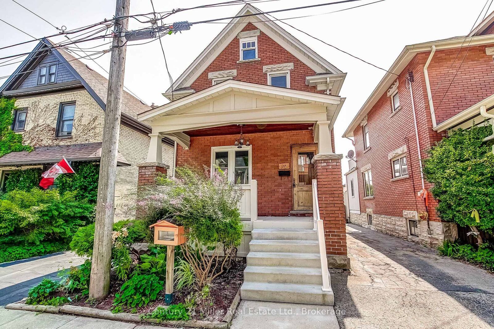 Property Photo: 17 Whitney Place ON N2G 2X6