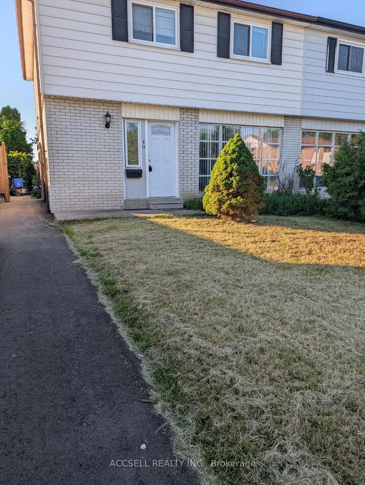 40 Flamingo Crescent — photo 1