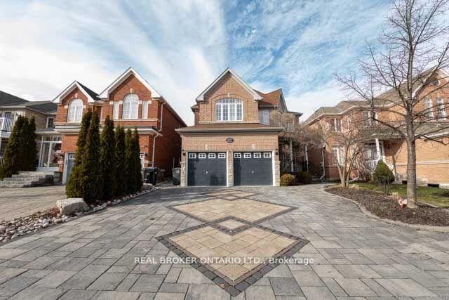 Property Photo: 3277 Paul Henderson Drive ON L5M 0H5