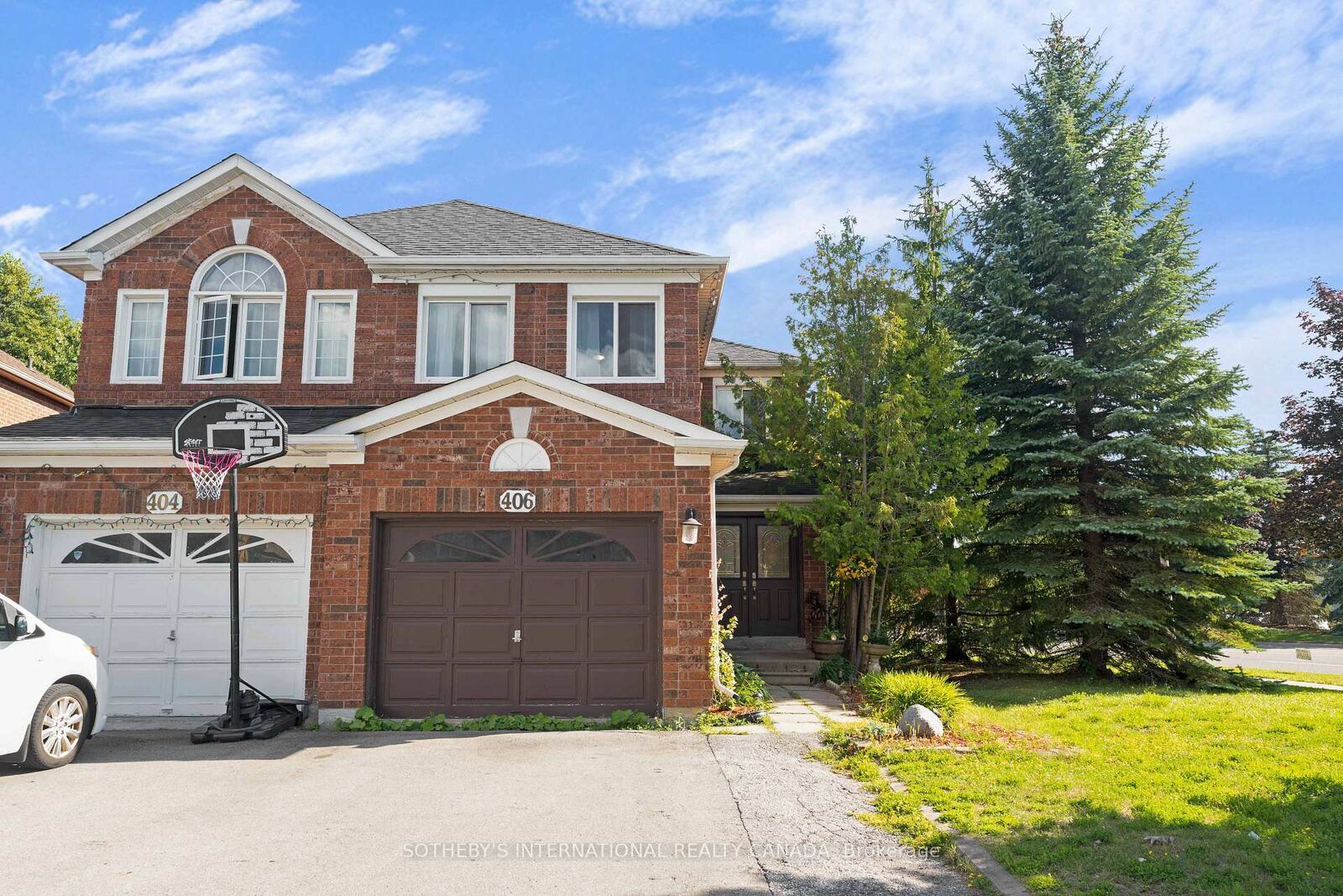 Property Photo:  406 Pinnacle Trail  ON L4G 7G6 