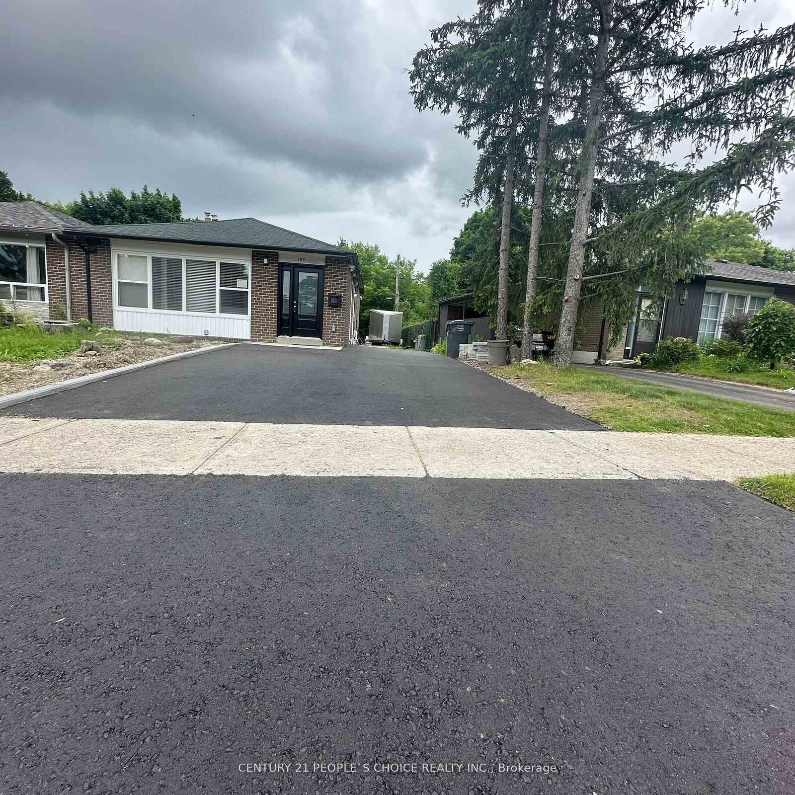 Property Photo: 199 Avondale Boulevard Unit 1 ON L6T 1J1