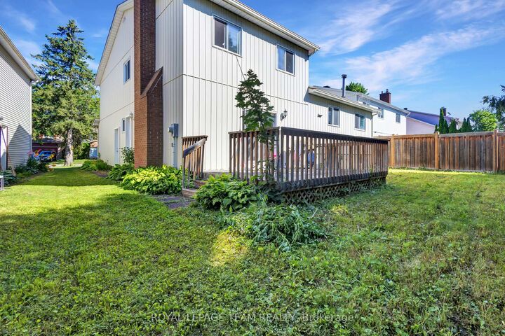 Property Photo: 50 Equestrian Drive ON K2M 1G3