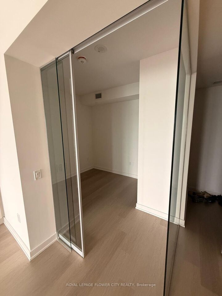 Property Photo: 448 Burnhamthorpe Road W 6612 ON L5B 0R4