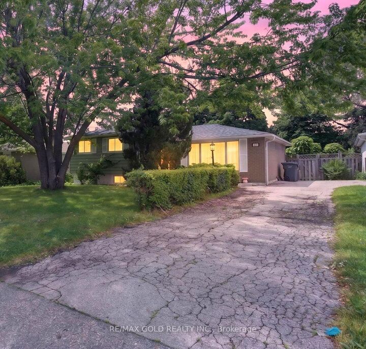 129 Folkstone Crescent — photo 1