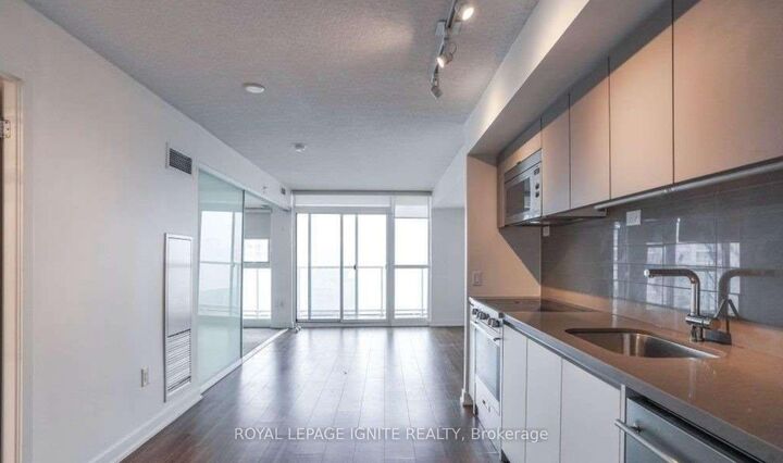 Property Photo: 75 Queens Wharf Road 4111 ON M5V 0J8