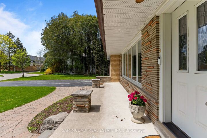 Property Photo: 521 Vanessa Crescent ON L5H 2N4