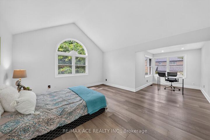 Property Photo:  4 Beaumont Drive  ON L1T 1R9 
