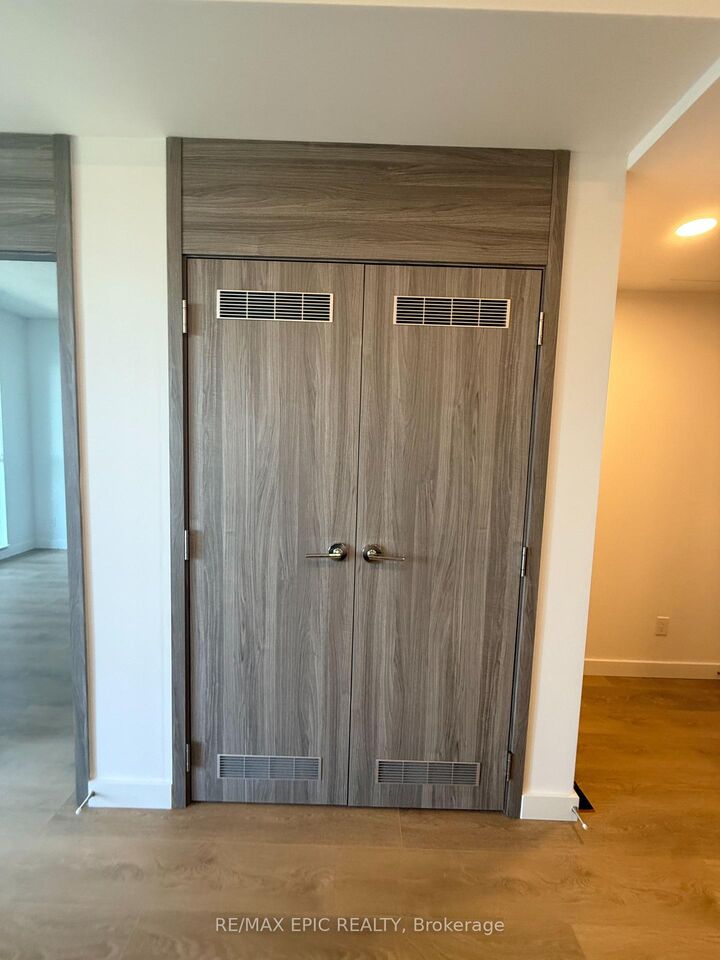 Property Photo: 68 Esther Shiner Boulevard 1603 ON M2K 0J6