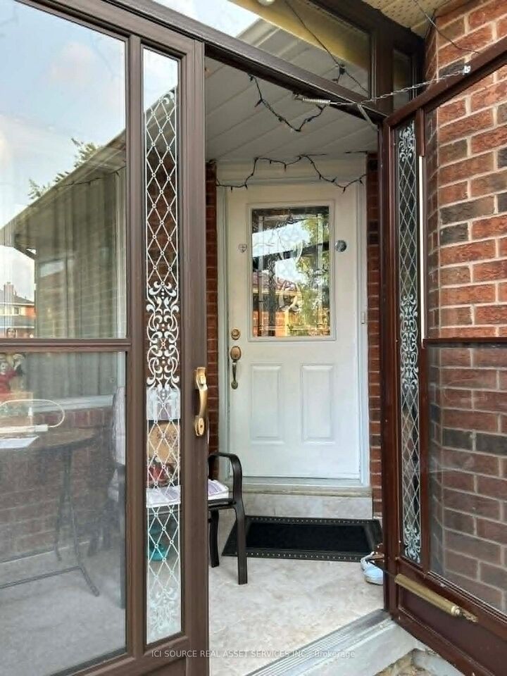 Property Photo: 3546 Italia Crescent ON L5B 3T6