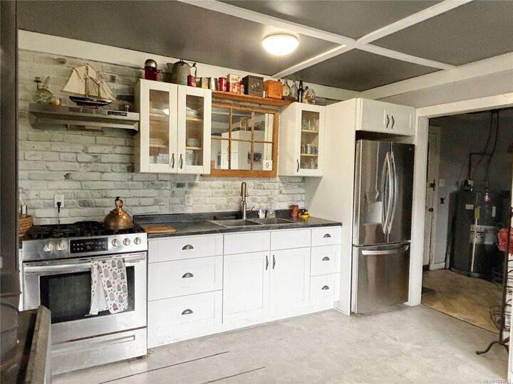 Property Photo: 948 Maquinna Dr S BC V0P 1X0