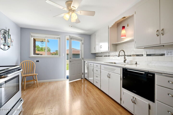 Property Photo: 313 N 42nd Ave WA 98908